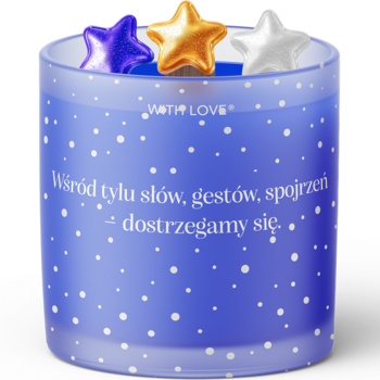 Niebieska świeca sojowa w szklanym naczyniu, białe kropki, trzy gwiazdki, polski cytat. Widok z przodu.