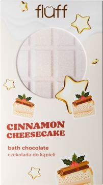 Fluff Cinnamon Cheesecake, biała czekolada do kąpieli w świątecznym pudełku z wycięciem, gwiazdkami i ciastem.