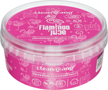 Okrągła, różowa pasta czyszcząca CleanGang Flamingo Jucie w transparentnym pojemniku. Wieczko z białym flamingiem.