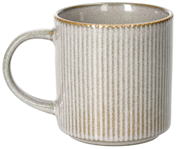 Ceramiczny kubek w kolorze jasnego beżu, z pionowymi żłobieniami i brązowym rantem, ujęcie pod kątem.