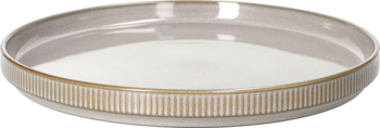Beżowy, płytki talerz dekoracyjny z szerokim, złotym, żebrowanym rantem, uchwycony pod kątem.