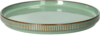 Widok z boku na płytki talerz w kolorze szałwiowej zieleni. Zewnętrzny brzeg ma prążkowaną teksturę i brązowy rant.