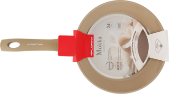 Beżowa patelnia Mokka 24 cm z nieprzywierającą powłoką, widok z góry pod kątem, z etykietą i uchwytem.