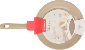 Kremowa patelnia Mokka z powłoką nieprzywierającą i długą rączką, w opakowaniu, widok od góry.