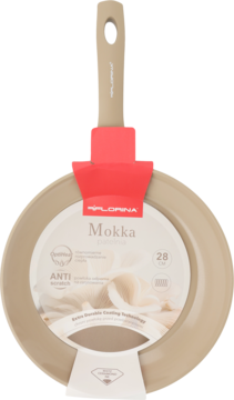 Beżowa patelnia Florina Mokka 28 cm z ceramiczną powłoką, widok z góry z opakowaniem i czerwoną opaską.