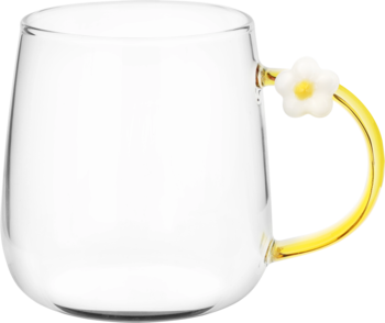 Przezroczysty szklany kubek z żółtym uchwytem w kształcie litery C, z białym kwiatkiem stokrotki. Widok z przodu.