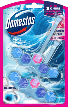 Domestos Blue Water Magnolia: zawieszki WC, różowa ramka, niebieskie i różowe sześcienne bloki na tle fali.