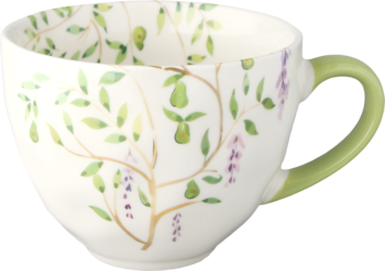 Biały kubek z zielonym uchem, zdobiony zielonymi gałązkami i fioletowymi kwiatami, widok z boku.