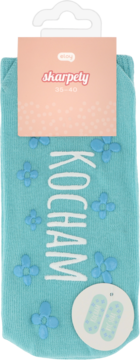 Aqua skarpety Eloy Sharpely 35-40 z antypoślizgowym napisem KOCHAM i kwiatkami, widok z przodu.