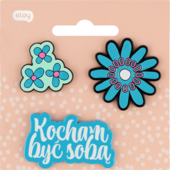 Eloy zestaw 3 pinów: dwa niebieskie kwiaty i jeden z napisem 'Kocham być sobą', na różowym tle, widok z góry.