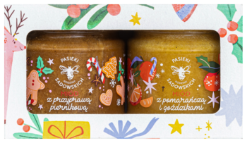 Świąteczny zestaw dwóch miodów Pasieki Sadowskich: piernikowy i pomarańczowo-goździkowy, w ozdobnym kartonie, widok z przodu.