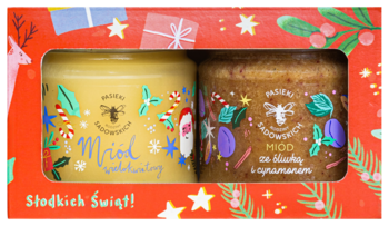 Świąteczny zestaw 2 miodów: wielokwiatowego i ze śliwką/cynamonem w czerwonym pudełku z gwiazdkami, widok z przodu.