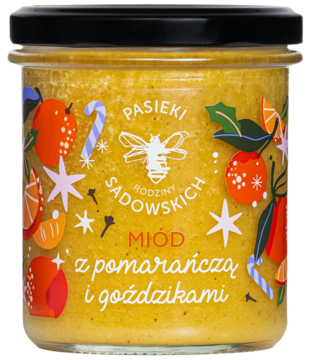 Miód z pomarańczą i goździkami Sadowskich, słoik z czarną pokrywką, świąteczne dekoracje, widok z przodu.