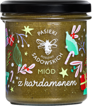 Widok z przodu: zielonkawy słoik miodu z kardamonem Pasieki Rodziny Sadowskich, z czarną nakrętką i świąteczną etykietą.