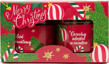 Czerwony zestaw prezentowy z 2 słoikami: Miód świąteczny i Orzechy w miodzie, ozdobiony Merry Christmas, gałązkami i bombkami.