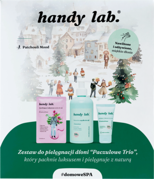 handy lab. świąteczny zestaw Paczulowe Trio do pielęgnacji dłoni: różowa maska, niebieskie mydło i krem, na tle zimowej wioski.