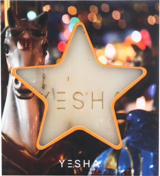 Świąteczne mydło w kostce YESHA Baobab, kremowa gwiazdka z logo na tle rozmytej karuzeli.