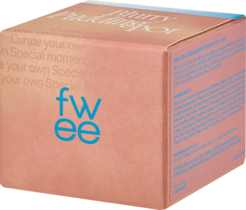FWEE Blurry Pudding Pot ND02 Like, różowo-brzoskwiniowe opakowanie z niebieskim logo fwee, widok pod kątem.