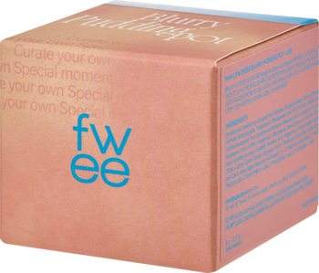 FWEE Blurry Pudding Pot ND02 Like, różowo-brzoskwiniowe opakowanie z niebieskim logo fwee, widok pod kątem.