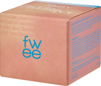 FWEE Blurry Pudding Pot, peach-kolorowe pudełko z logo "fwee", widok pod kątem na wielozadaniowy kosmetyk.