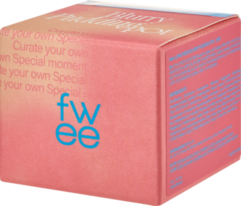 FWEE Blurry Pudding Pot, różowe pudełko z logo "fwee", widok pod kątem, kremowy róż i pomadka.