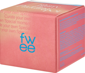 FWEE Blurry Pudding Pot, różowe pudełko z logo "fwee", widok pod kątem, kremowy róż i pomadka.