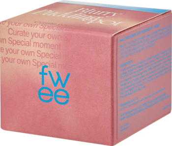 Opakowanie FWEE Blurry Pudding Pot, różowe z niebieskim logo 'fwee', widok z góry i pod kątem.