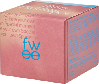 Różowe, kwadratowe opakowanie FWEE Blurry Pudding Pot RS04 Memories, widok pod kątem, z niebieskim logo 'fwee'.