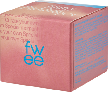 Różowe, kwadratowe opakowanie FWEE Blurry Pudding Pot RS04 Memories, widok pod kątem, z niebieskim logo 'fwee'.