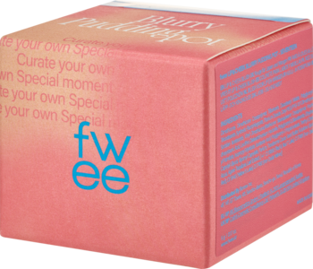 Różowo-brzoskwiniowe pudełko FWEE Blurry Pudding Pot, róż/pomadka, z niebieskim logo 'fwee', widok z przodu i z boku.