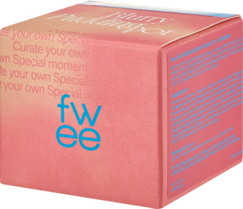 Różowo-brzoskwiniowe pudełko FWEE Blurry Pudding Pot, róż/pomadka, z niebieskim logo 'fwee', widok z przodu i z boku.