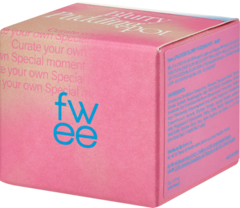 Różowe opakowanie FWEE Blurry Pudding Pot PK01 Baby (róż/pomadka), z logo i tekstem, widok pod kątem.