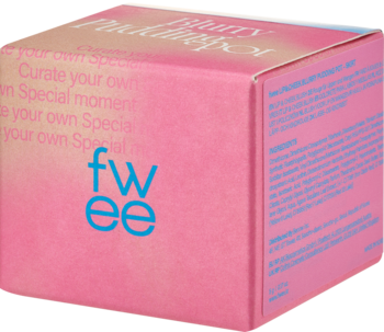 FWEE Blurry Pudding Pot PK02 Skirt, róż i pomadka. Różowe pudełko z niebieskim logo i białym tekstem, widok pod kątem.