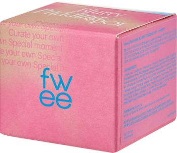 Róż/pomadka FWEE Blurry Pudding Pot PK03 Cherry w różowym opakowaniu z niebieskim logo, widok pod kątem.
