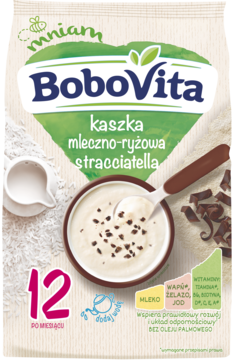 Front opakowania kaszki BoboVita mleczno-ryżowej stracciatella 12m+ z miseczką na tle mleka i ryżu.
