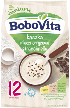 Front opakowania kaszki BoboVita mleczno-ryżowej stracciatella 12m+ z miseczką na tle mleka i ryżu.