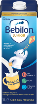 Niebieski karton Bebilon JUNIOR 1L, gotowy do picia. Widok z przodu, miś, kubek, dla dzieci 2-6 lat. Wspiera odporność.