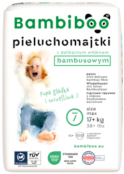 Białe opakowanie Bambiboo pieluchomajtek rozmiar 7 (17+ kg) z włóknem bambusowym. Na froncie uśmiechnięte dziecko.