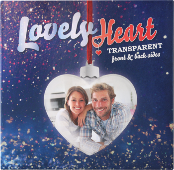 Opakowanie produktu Lovely Heart, transparentna zawieszka serce ze zdjęciem pary, na granatowym, błyszczącym tle.