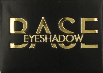 Czarne, prostokątne opakowanie bazy pod cienie RACE EYESHADOW z wypukłym złotym napisem, widok z przodu.