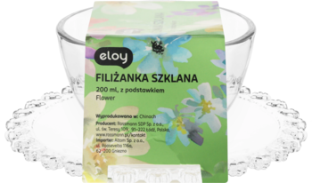 Filiżanka szklana Eloy 200 ml z podstawkiem, zielona etykieta z niebieskimi kwiatami, widok frontalny.