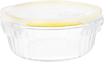 Okrągły szklany pojemnik na żywność, żebrowane boki, przezroczysta pokrywka z żółtym klipsem, widok pod kątem.