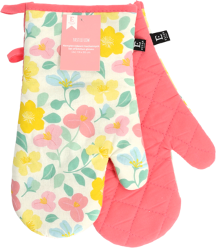 Para rękawic kuchennych: jedna w kwiecisty wzór z żółtymi i różowymi kwiatami, druga różowa, pikowana.