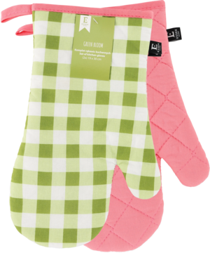Komplet dwóch rękawic kuchennych: zielono-biała w kratę na różowej pikowanej mitence, widok z góry.