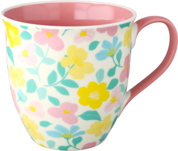 Ceramiczny kubek w kremowym kolorze z różowym wnętrzem i uchwytem, zdobiony kolorowym wzorem kwiatów. Widok z przodu.