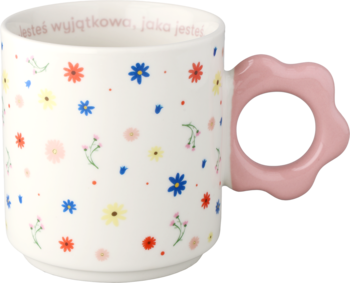 Kubek ceramiczny biały, w kolorowe kwiaty i różową rączką, z tekstem "jesteś wyjątkowo" na rancie. Widok z boku.