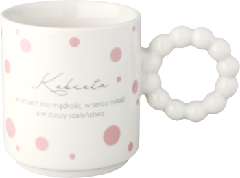 Biały kubek ceramiczny z różowymi kropkami, cytatem o kobiecie i unikalnym uchwytem z kulek, widok z przodu.