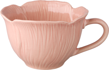 Różowa ceramiczna filiżanka w kształcie rozkwitającego kwiatu, z rzeźbioną teksturą płatków, widok z boku.