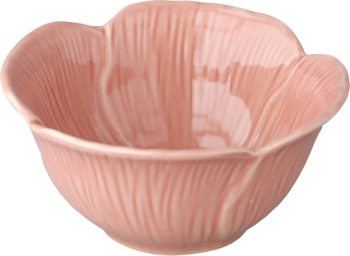 Delikatna ceramiczna miska w odcieniu różowego łososia, z reliefowym wzorem imitującym płatki kwiatu, widok ukośny.