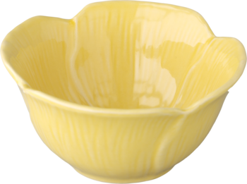 Oryginalna żółta miseczka w kształcie kwiatu, z błyszczącą powierzchnią i delikatnymi żłobieniami, ujęcie pod kątem.